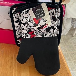 Minnie Mouse Oven Mitt and Pot Holder